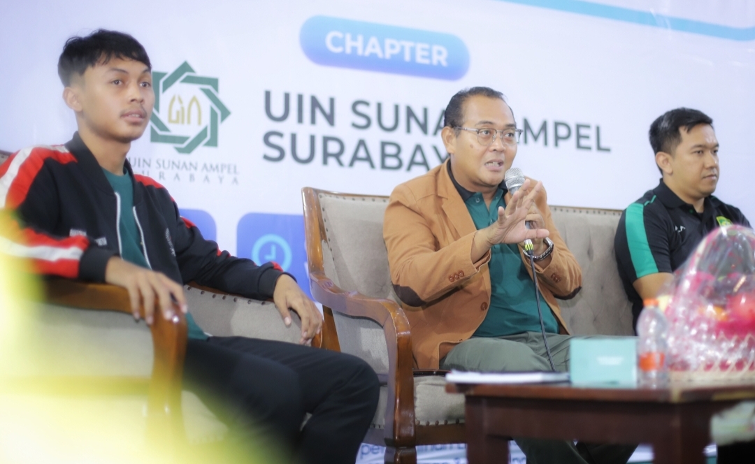 INDUSTRI SEPAK BOLA: Manager Corporate Share Value (CSV) I.League, Hanif Marjuni (tengah) memberikan pemaparan terkait dunia industri yang di sepak bola, dalam seminar yang digelar di Auditorium UINSA