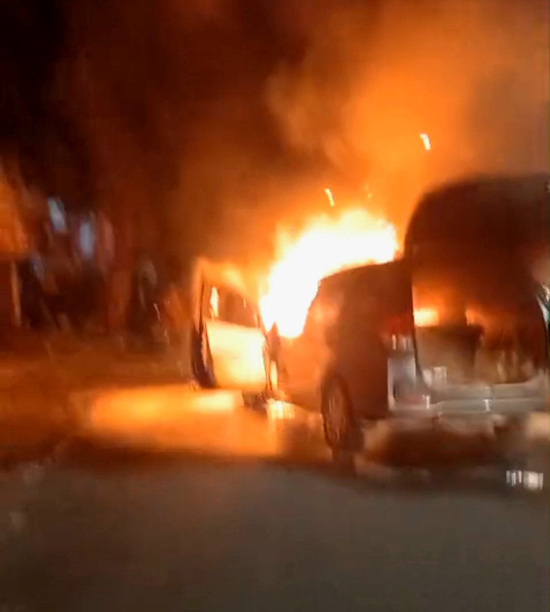 MEMBARA : Mobil milik JS saat terbakar di Jalan Gembong, Kapasan, Simokerto, Surabaya, Selasa (17/2) malam.(IST/RADAR SURABAYA)