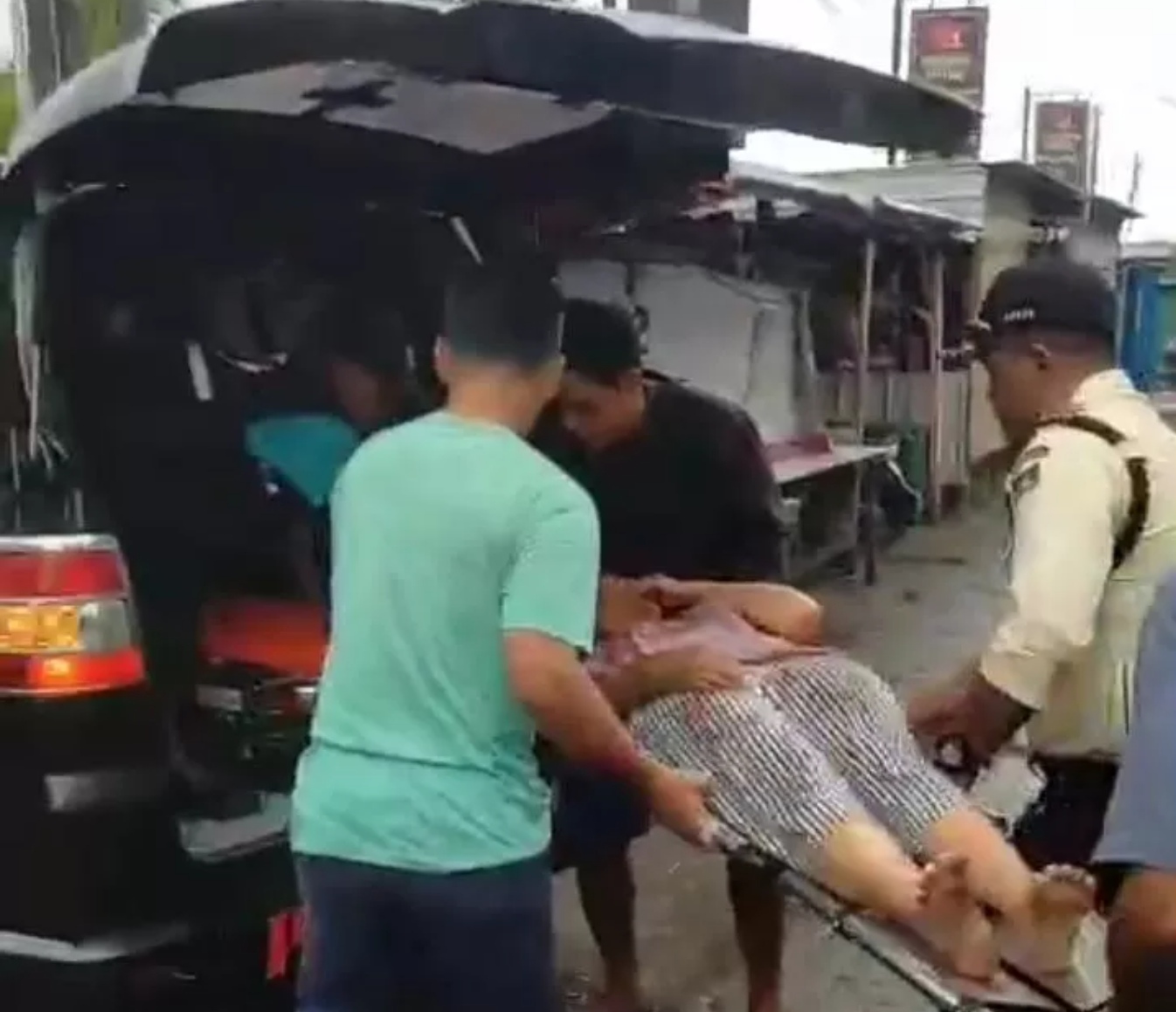 Korban kecelakaan di Jalan Raya Krikilan, Kecamatan Driyorejo, Gresik dievakuasi ke rumah sakit.