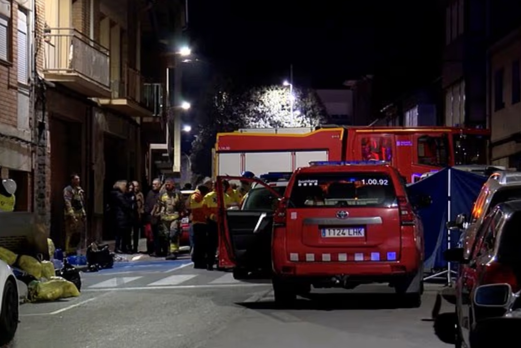 Polisi dan pemadam kebakaran setempat saat mengevakuasi dan mengamankan lokasi kebakaran apartemen di Manlleu, Spanyol.