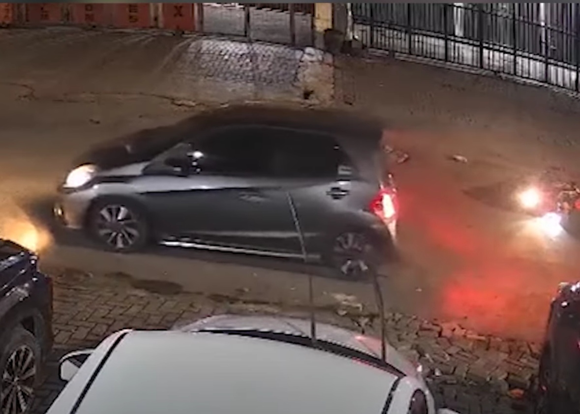 Sepeda motor terlibat kecelakaan dengan mobil usai oleng akibat jalan berlubang di Jalan Tanjung Sadari, Surabaya.