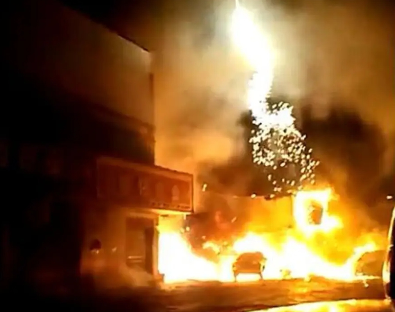 Kebakaran akibat ledakan toko kembang api di Jiangsu, China yang menewaskan 8 orang.