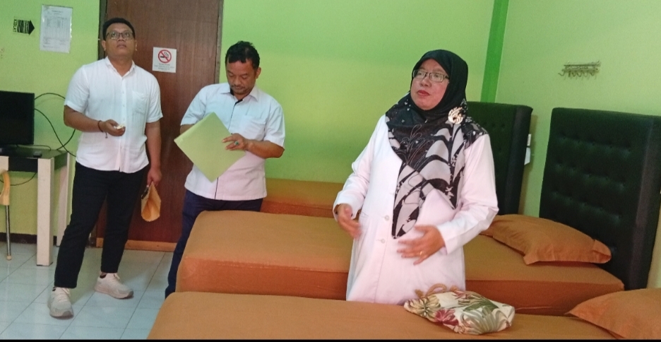 Bangunan gedung Asrama Haji Surabaya yang sudah puluhan tahun saat ditinjau oleh Kepala Asrama Haji Surabaya, Fentin Istifa