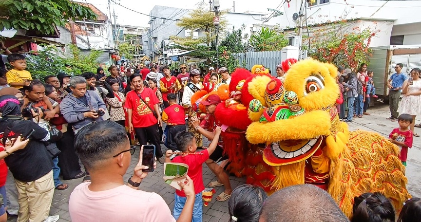 PERAYAAN IMLEK: Pertunjukan Barongsai di kampung Tambak Bayan, Surabaya menghibur para warga saat perayaan Tahun Baru Imlek 2577 Kongzili, Selasa (17/2).