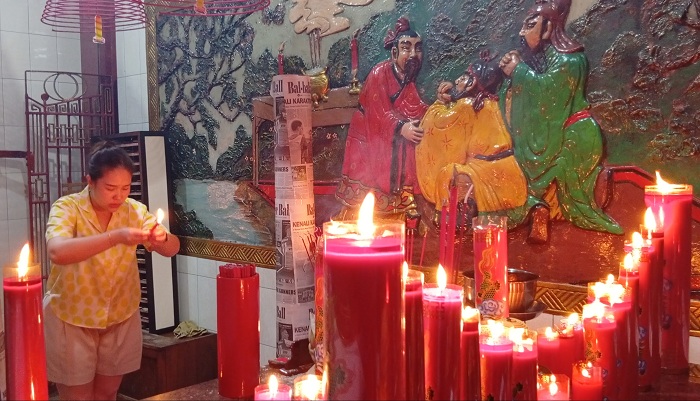 KHUSYUK: Malam Imlek, umat Tri Dharma di Klenteng Hong San Koo Tee atau Cokro melakukan sembahyang dan doa bersama, Selasa (17/2) dini hari.