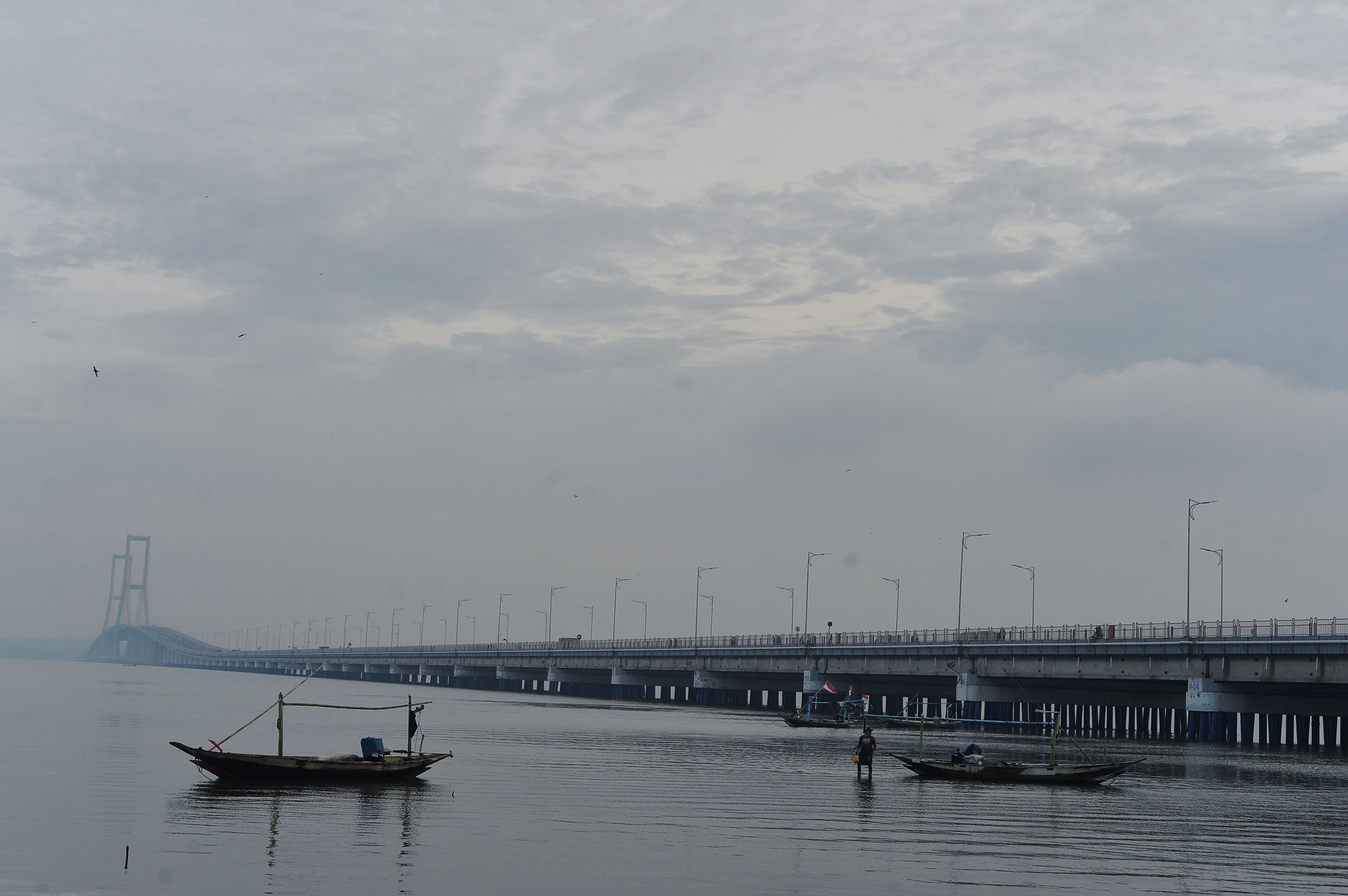 Jembatan Suramadu yang menghubungkan Pulau Jawa dan Madura. (ANDY SATRIA/RADAR SURABAYA)