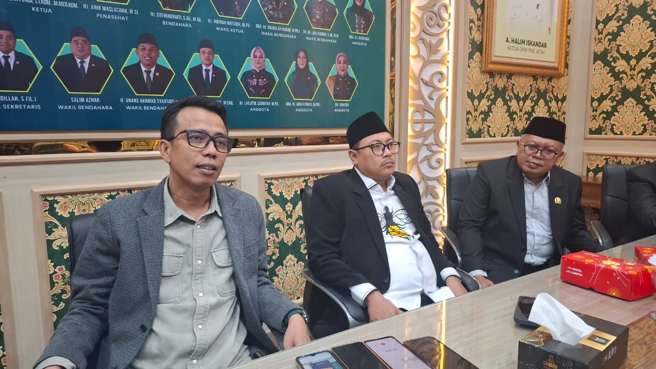 Penasihat Fraksi PKB DPRD, Jatim Fauzan Fuadi (kiri) menjelaskan perubahan susunan pengurus fraksinya. (IST)