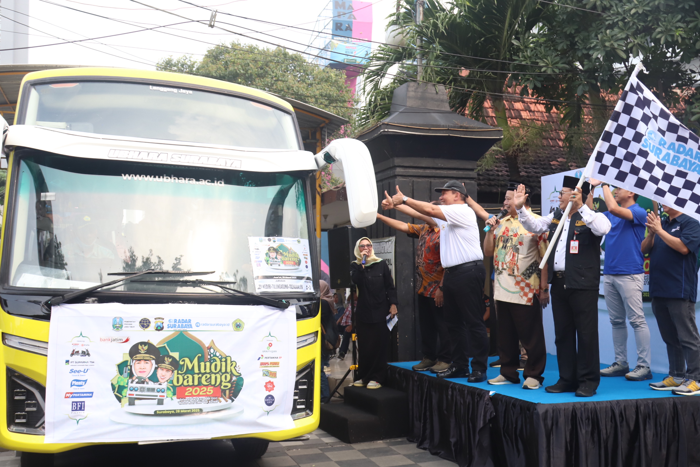 LANCAR: Mudik gratis 2025 Radar Surabaya diberangkatkan anggota DPR RI Bambang Haryo Soekartono, Rektor Ubhara Irjen Pol (Purn) Anton Setiadji dan Direktur PT Radar Media Surabaya Lilik Widyantoro.