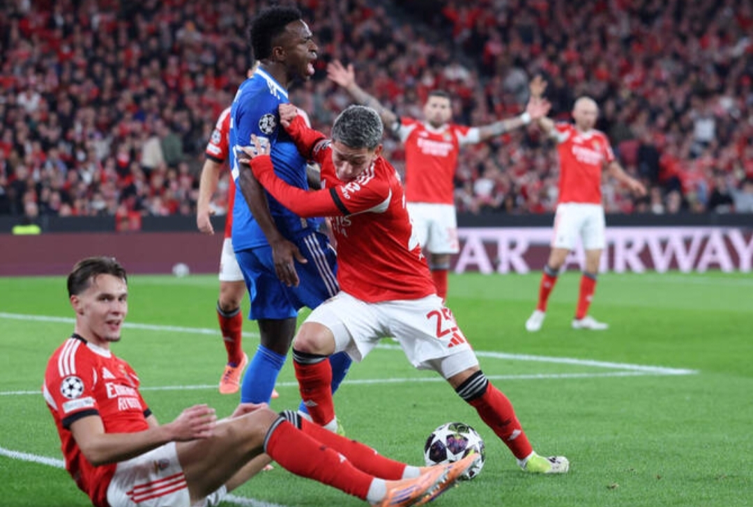 Penyerang Brasil bernomor punggung 07, Vinicius Junior, berusaha menguasai bola saat mendapat tekanan dari penyerang Argentina bernomor punggung 25, Gianluca Prestianni.