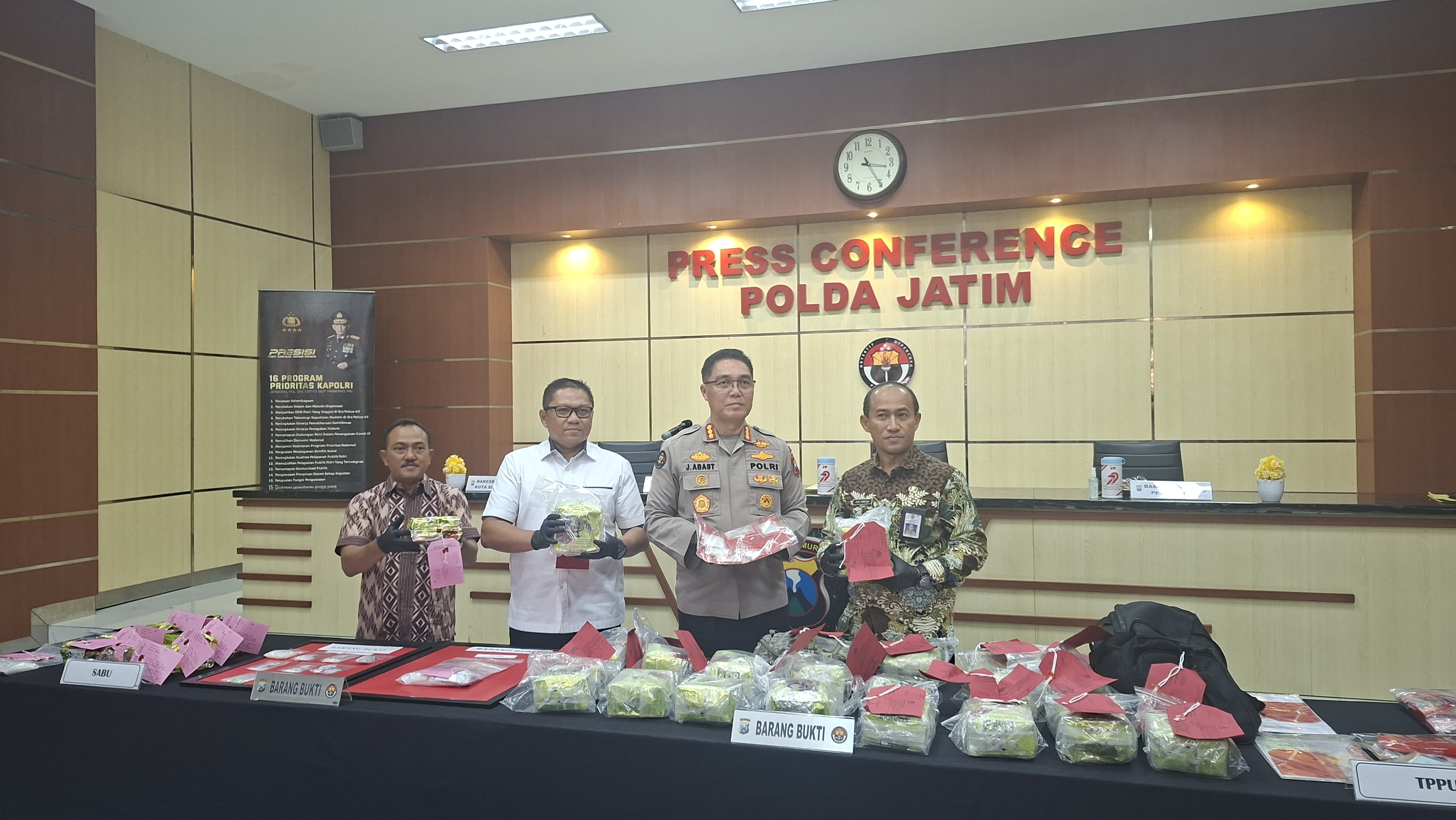 DISITA : Kabid Humas Polda Jatim Kombes Pol Jules Abraham Abast dan Dirresnarkoba Polda Jatim Kombes Pol M Kurniawan menunjukkan barang bukti sabu hasil ungkap kasus.