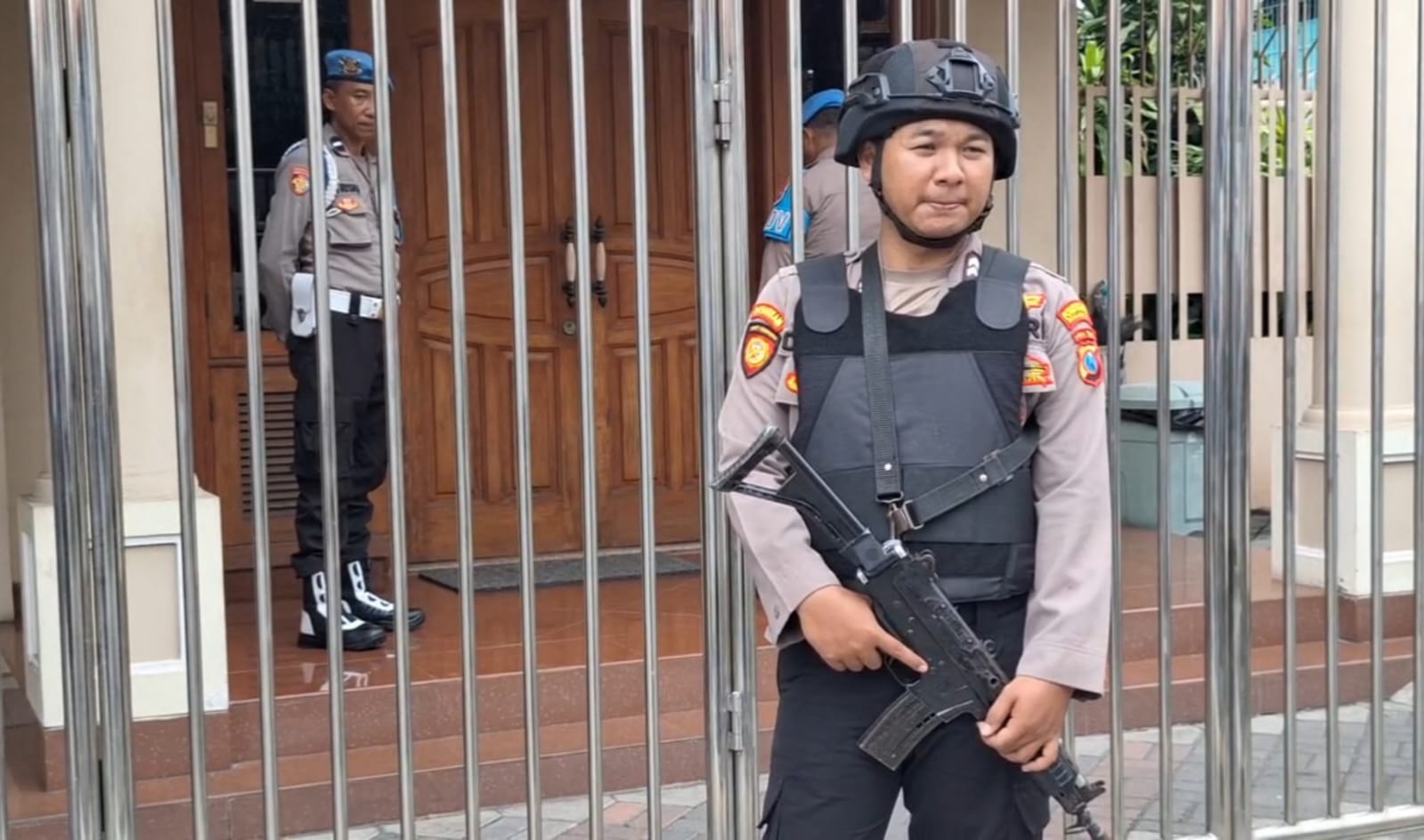 Sebuah rumah di Jalan Tampomas, Sawahan, Surabaya digeledah diduga terkait TPPU emas ilegal.