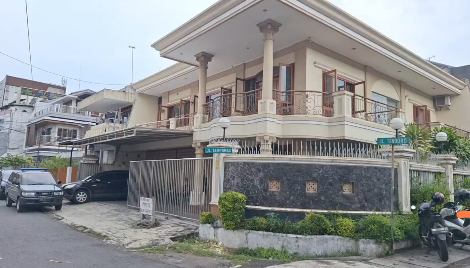 Rumah di Sawahan Surabaya yang diduga digunakan untuk menampung, menjual dan mengolah emas yang berasal dari pertambangan ilegal.