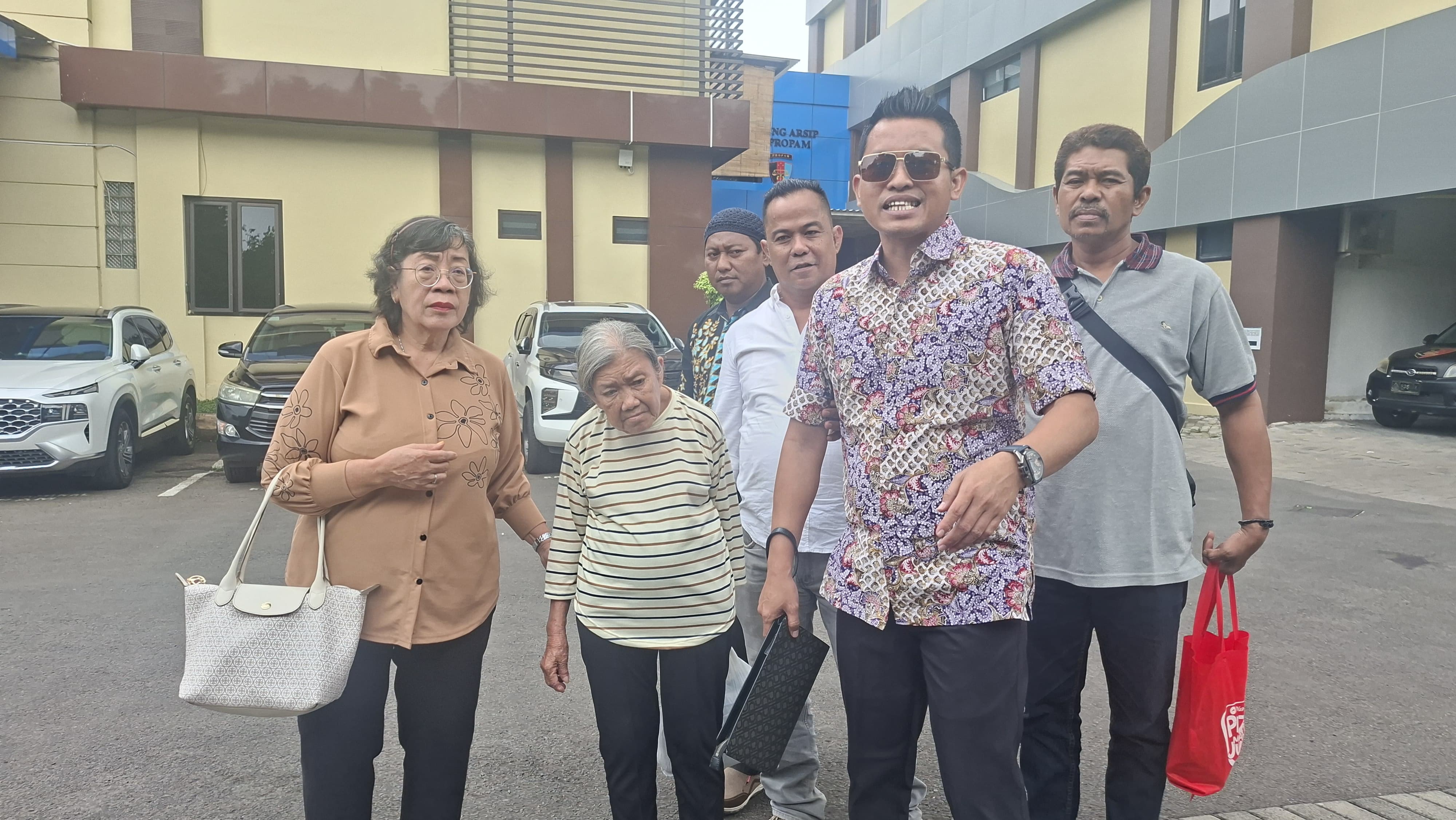 Nenek Elina usai memenuhi panggilan klarifikasi di gedung Ditreskrimum Polda Jatim, Kamis (19/2) siang.