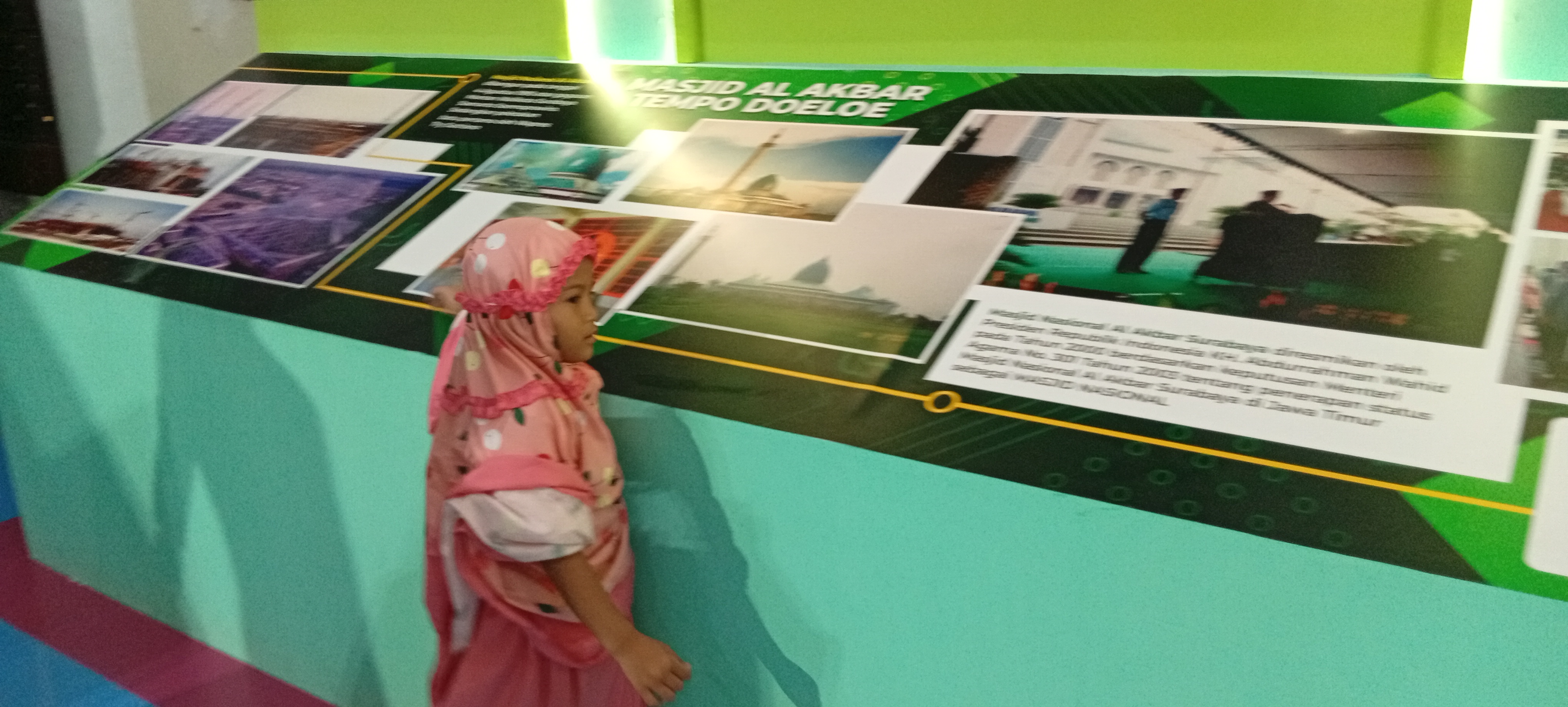 Anak-anak saat melihat foto jaman dulu Masjid Al-Akbar Surabaya.