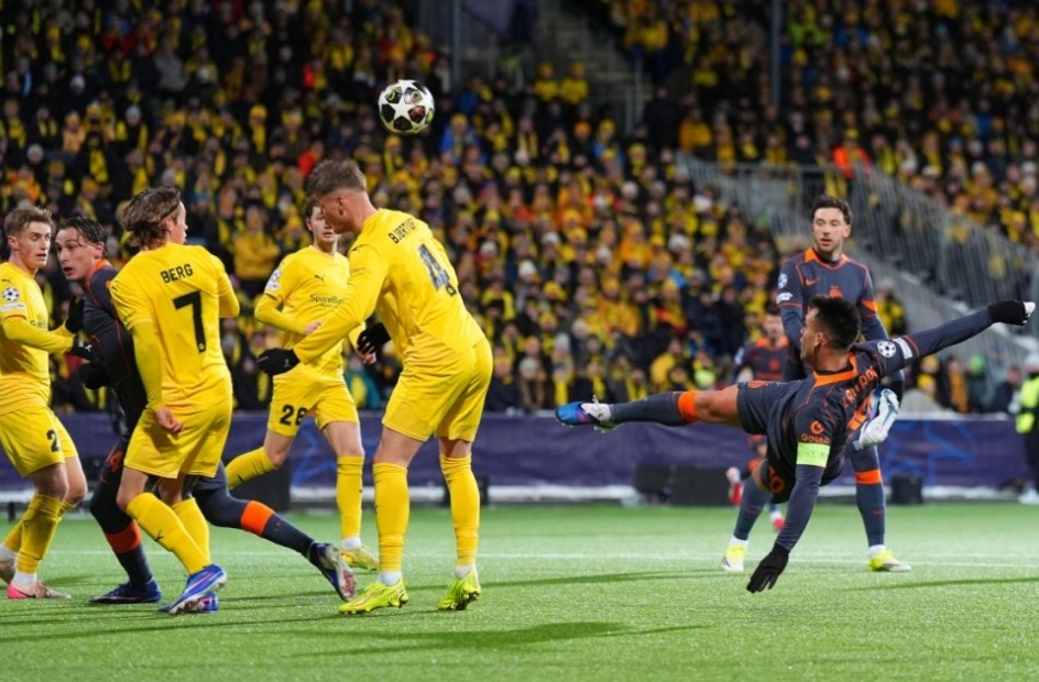 Lautaro Martinez mencoba tendangan salto saat pertandingan leg pertama babak gugur Liga Champions UEFA 2025/26 antara FK Bodo/Glimt dan FC Inter Milan.