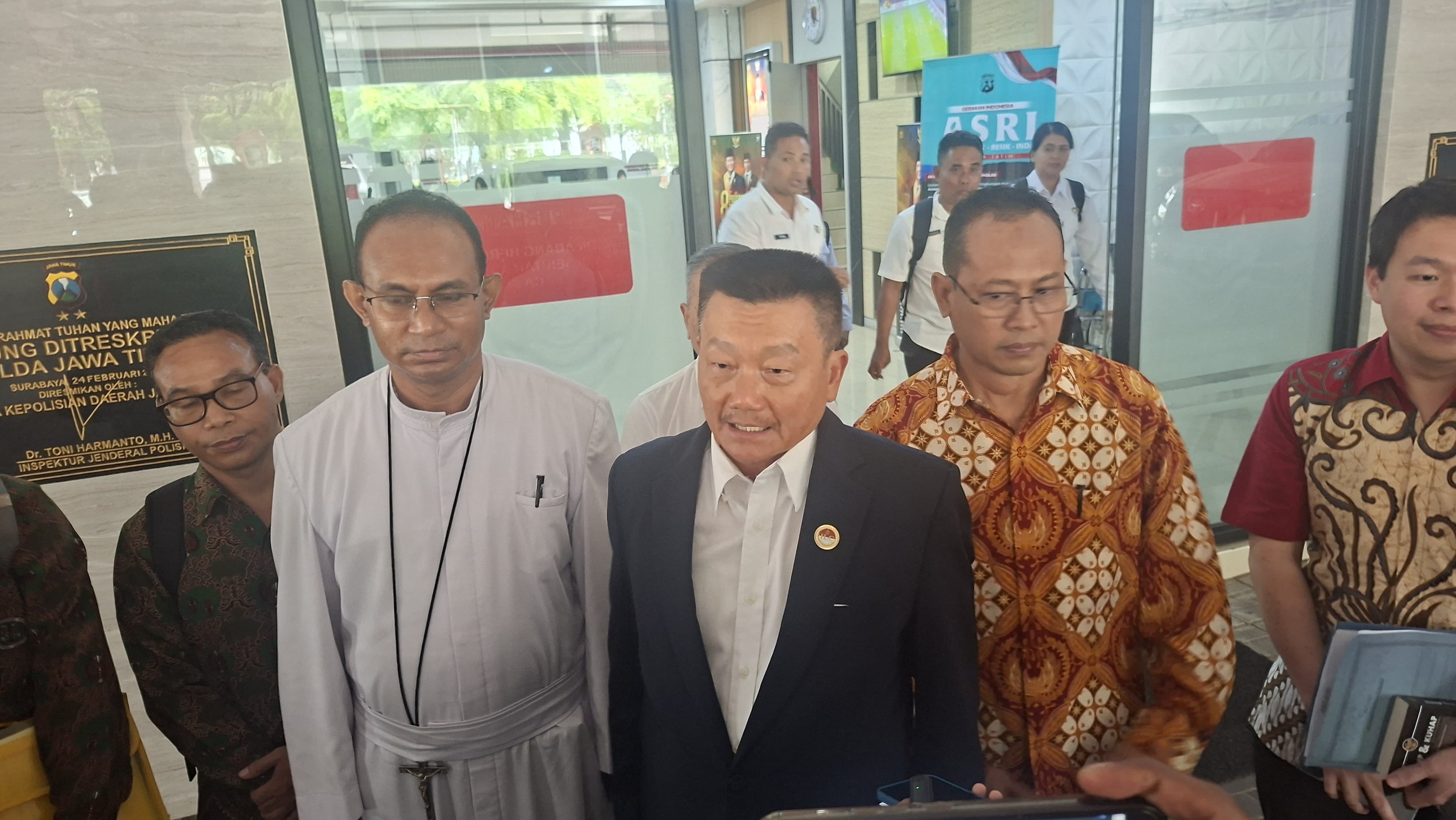 MENJELASKAN: Ketua tim Advokasi SMP, Tjandra, memberi keterangan terkait kasus meninggalnya siswa SMP swasta di Surabaya Diduga karena tersengat listrik. (MAHRUS/RADAR SURABAYA)