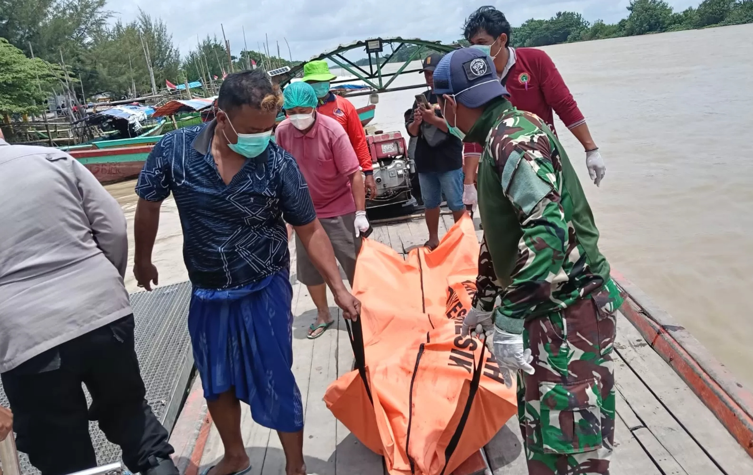 Proses evakuasi mayat seorang pria ditemukan mengambang di Sungai Bengawan Solo kawasan Sidayu, Gresik.