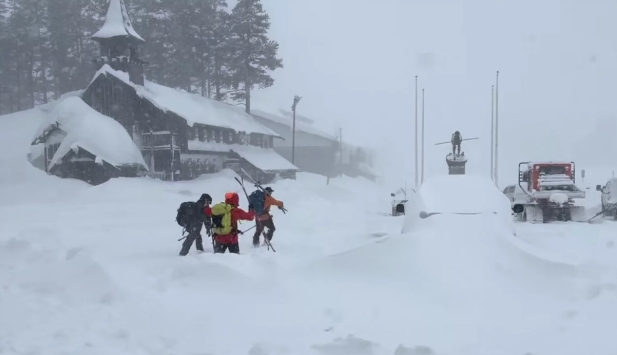 Tim penyelamat menuju lokasi korban longsor di Castle Peak, Tahoe, California.