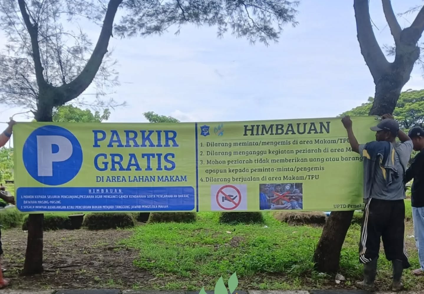 DLH Surabaya memasang pengumuman parkir gratis di makam-makam yang dikelola Pemkot Surabaya. (IST)
