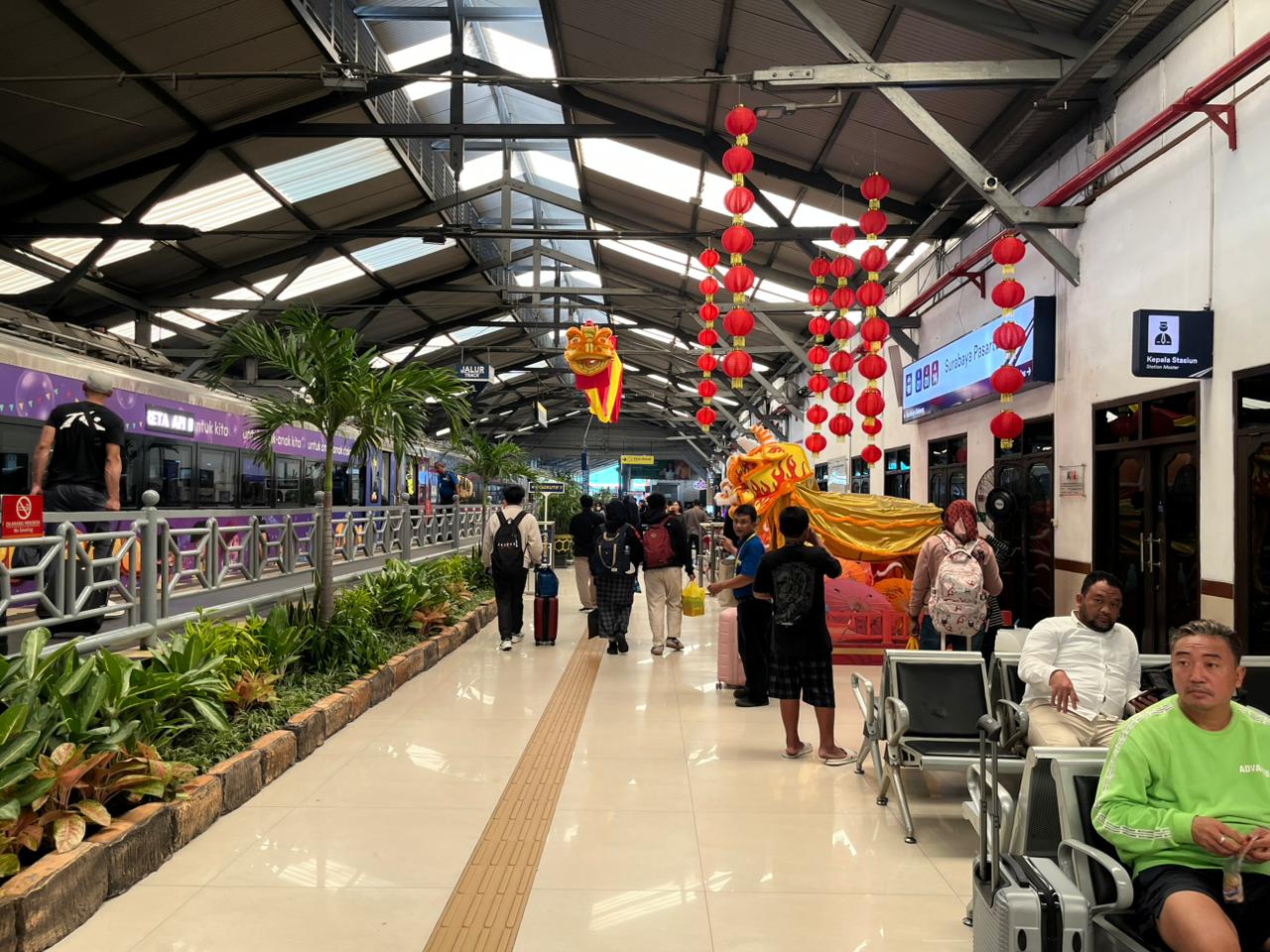 Suasana tahun baru Imlek di Stasiun Surabaya Gubeng. Penumpang membeludak. (IST)