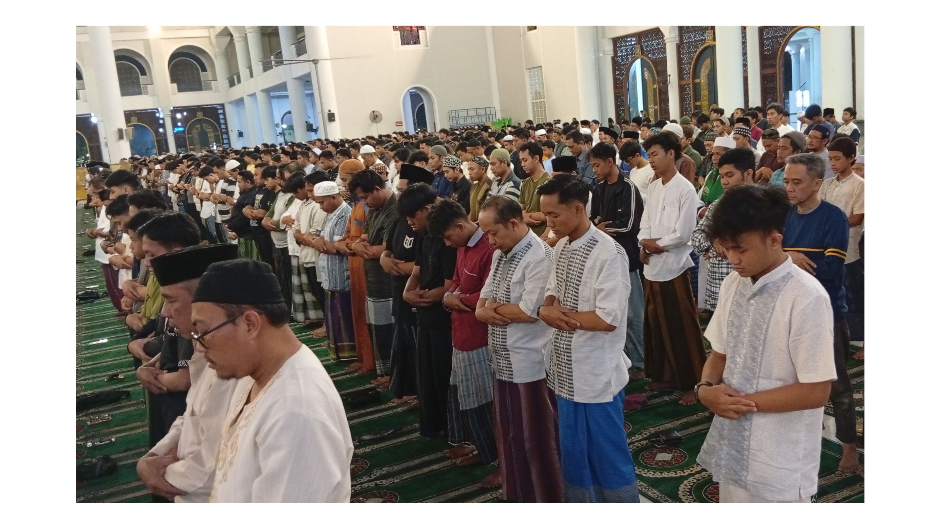 Ribuan umat islam menjalankan salat tarawih hari pertama di Masjid Al-Akbar Surabaya.&nbsp;