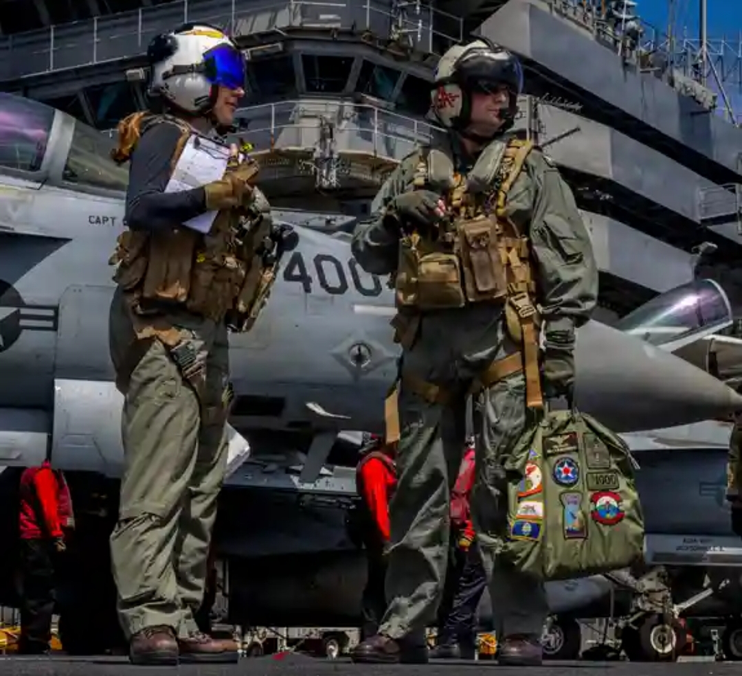 Pilot pesawat tempur AS di atas kapal induk USS Abraham Lincoln di Samudera Hindia, Januari 2026