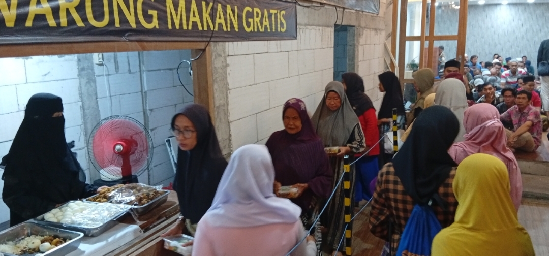 Warga saat mengantre makanan berbuka puasa di Masjid Pemuda Konsulat Surabaya.