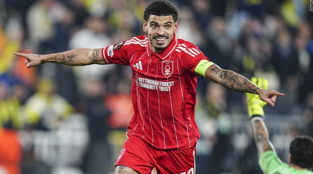 Morgan Gibbs-White cetak gol ketiga Nottingham Forest.