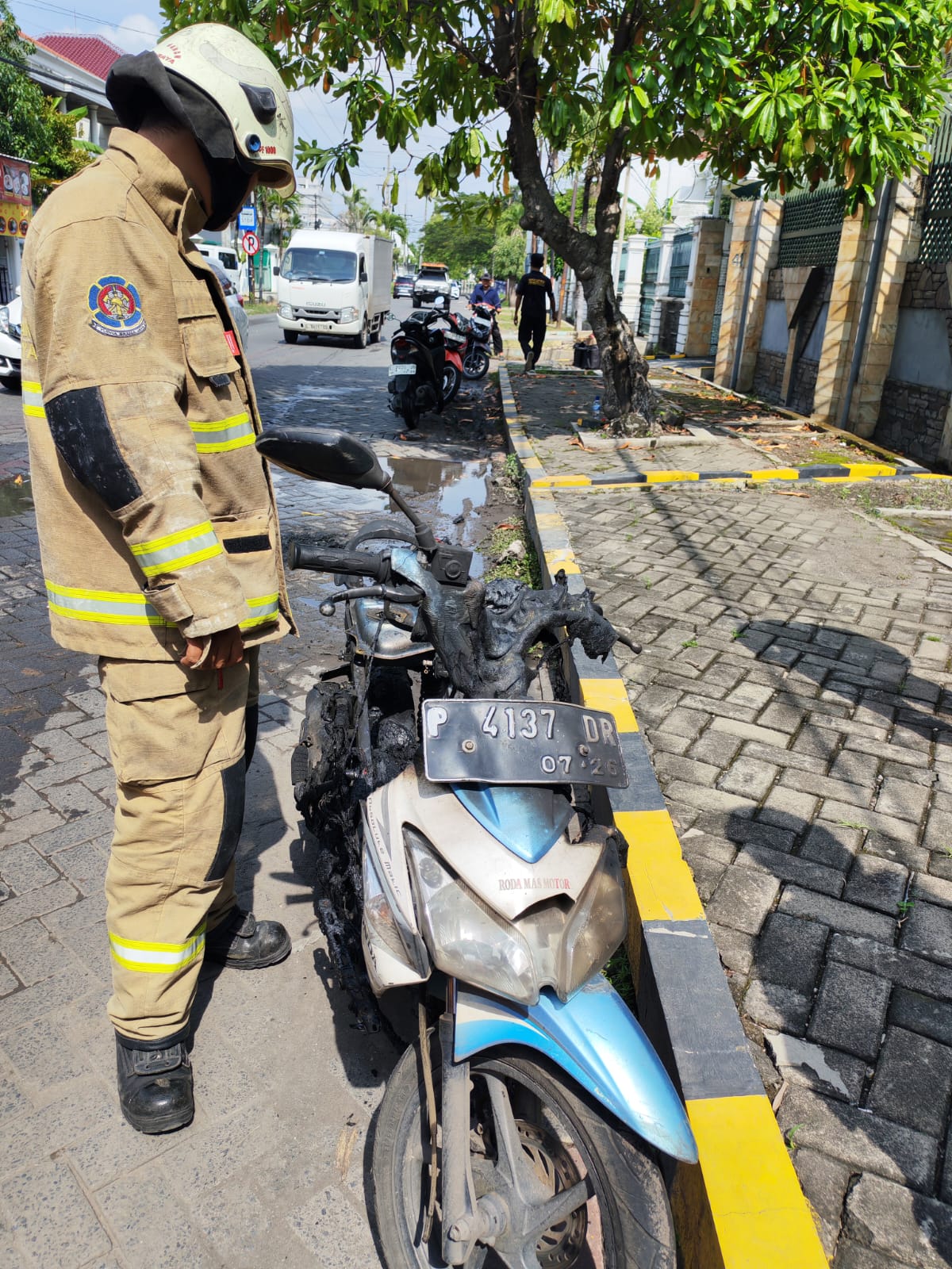KERANGKA: Sebuah sepeda motor terbakar di Jalan Raya Darmo Permai Utara, Surabaya. (IST/RADAR SURABAYA)