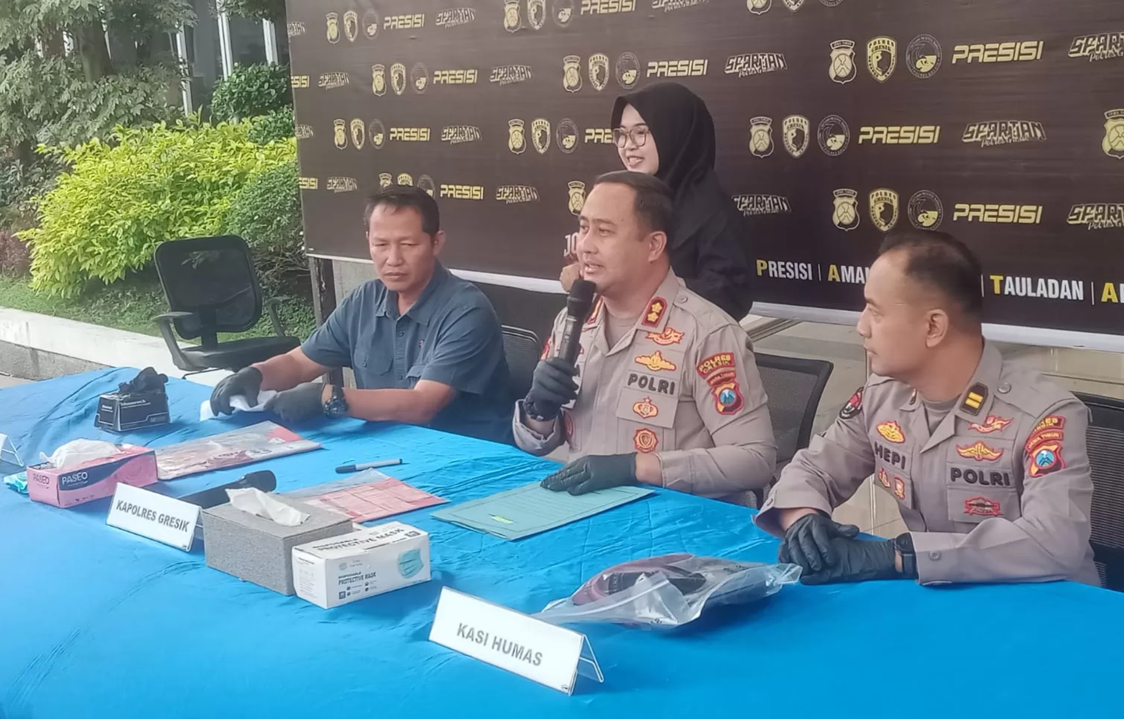 Kapolres Gresik AKBP Ramdhan Nasution, Kasatnarkoba AKP Ahmad Yani, dan Kasihumas Iptu Hepi saat menunjukkan barang bukti terkait kasus jaringan sabu.