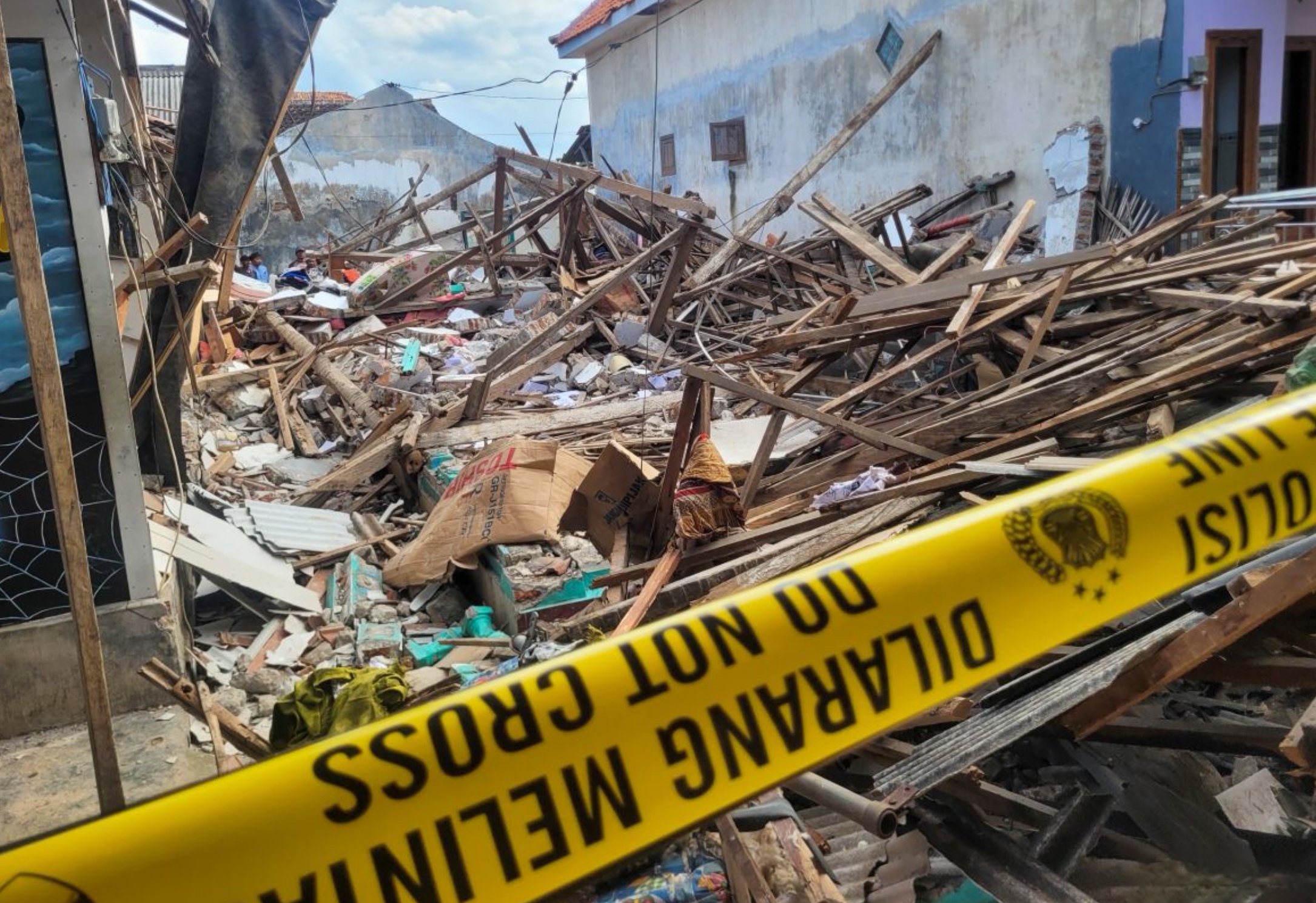 HANCUR: Rumah milik Kulsum di Dusun Mimbo, Situbondo rata dengan tanah usai bahan petasan yang disimpan di rumah tersebut meledak.