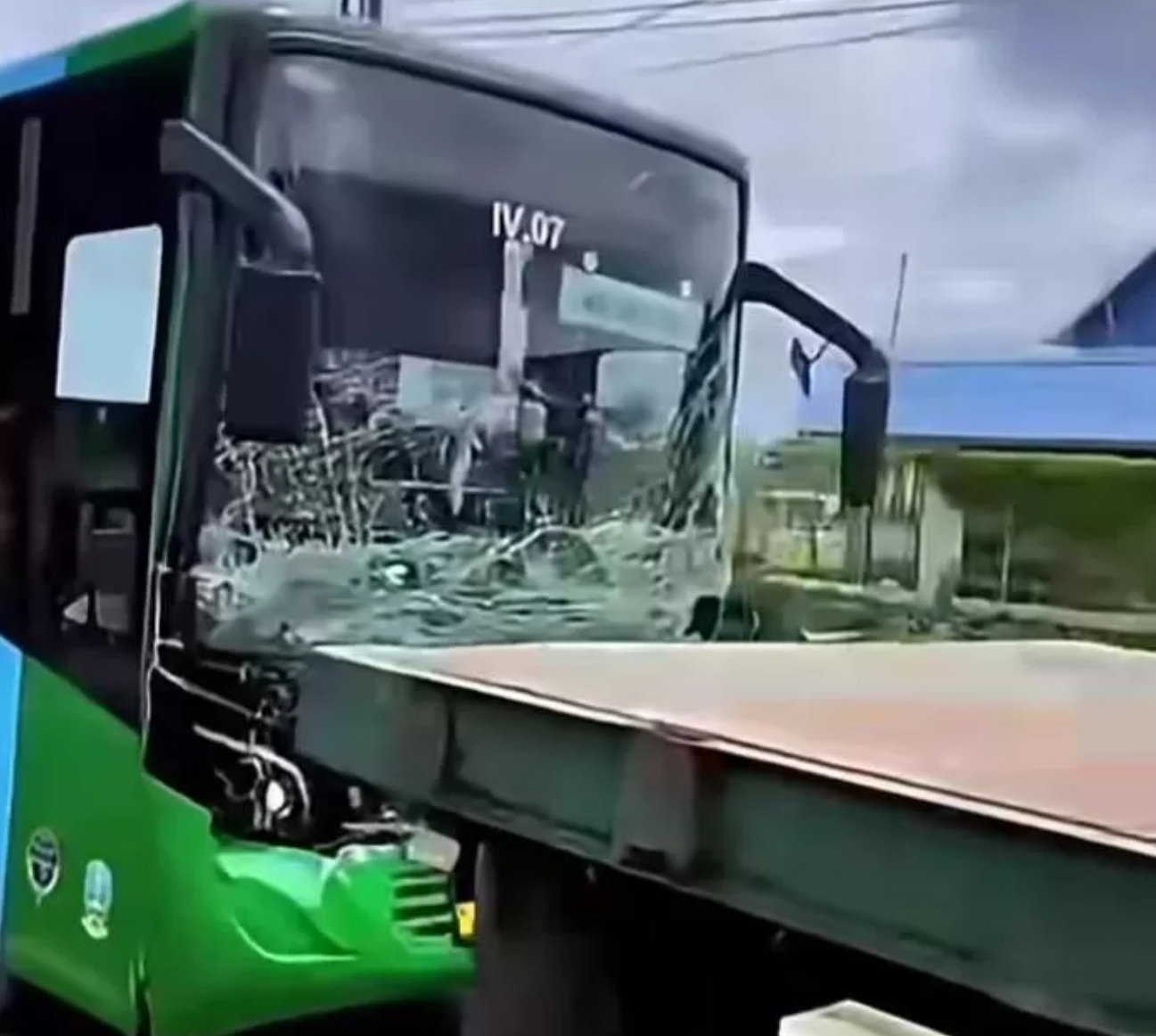 Bagian depan Bus Trans Jatim yang ringsek usai terlibat kecelakaan beruntun di Jalan Raya Purwodadi.