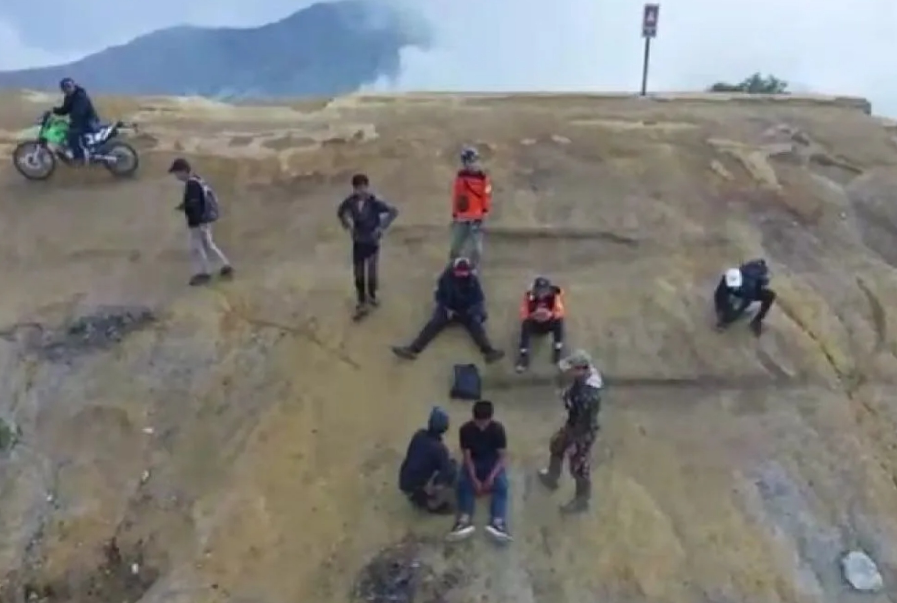 Setelah dua hari pencarian, pendaki yang hilang di area tebing kawasan Kawah Ijen akhirnya ditemukan.