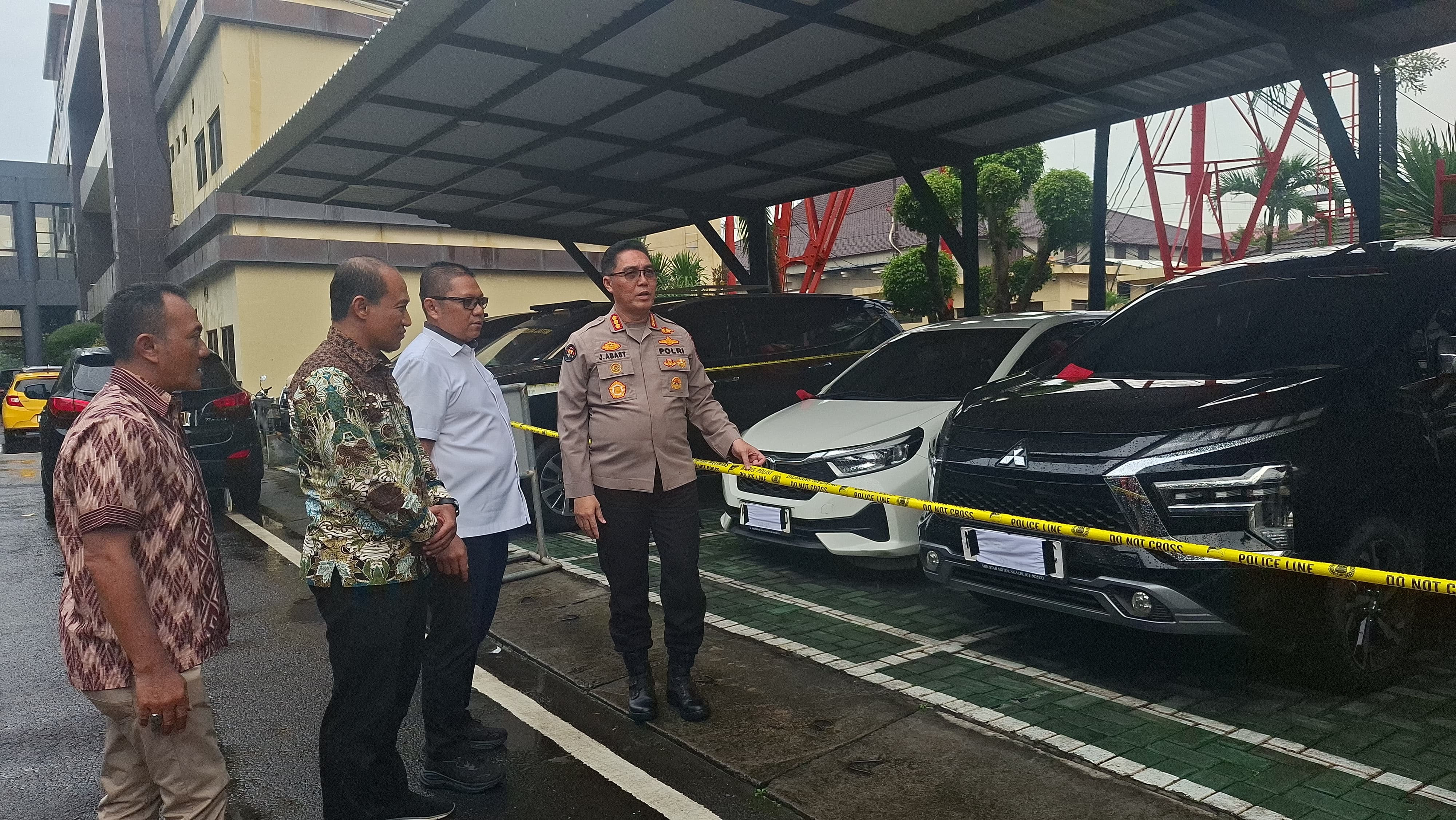 DISITA : Kabid Humas Polda Jatim Kombes Pol Jules Abraham Abast dan Dirresnarkoba Kombes Pol M Kurniawan menunjukkan barang bukti ungkap kasus TPPU narkoba di Sidoarjo dan Bangkalan.
