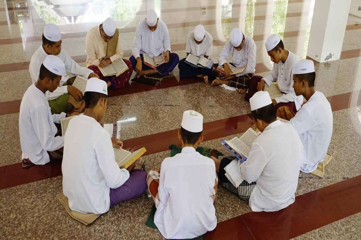 Khidmat : Sejumlah orang duduk melingkar membaca Al Quran saat kegiatan tadarus di dalam masjid.