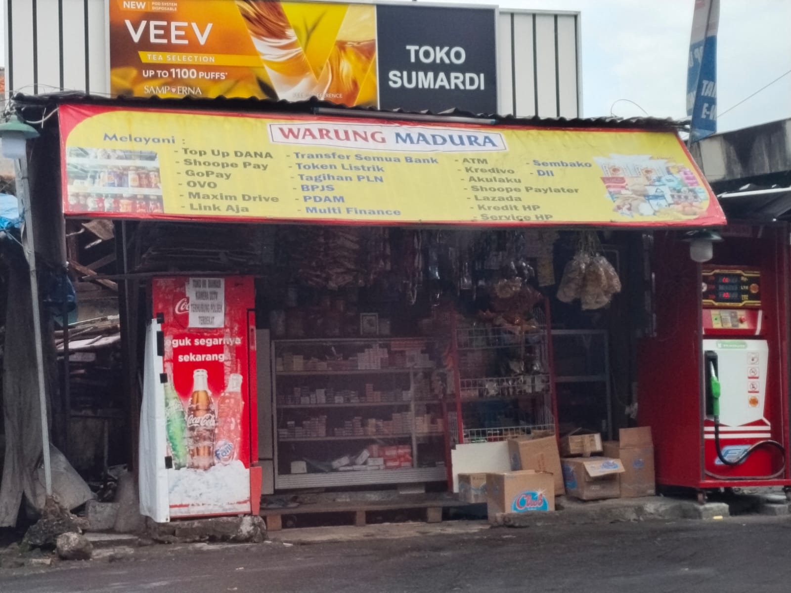 Warung Madura di Surabaya selain menyediakan kebutuhan pokok, juga melayani transfer bank, dompet digital hingga online shop. (NOFILAWATI ANISA/RADAR SURABAYA)
