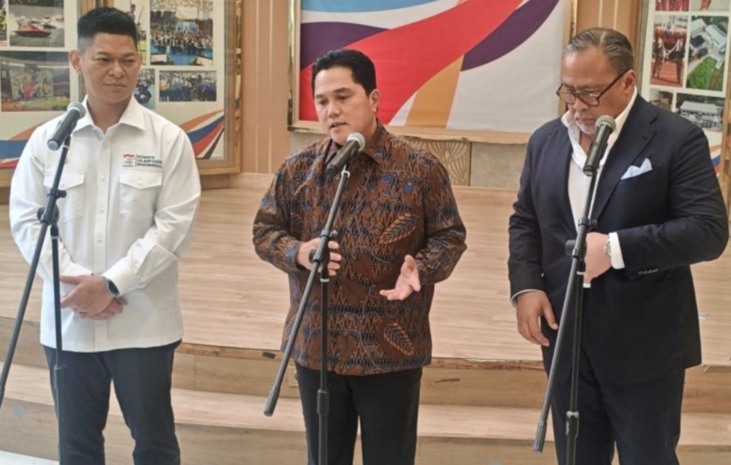 Menpora Erick Thohir (tengah) bersama Ketua Umum Komite Olimpiade Indonesia (KOI) Raja Sapta Oktohari (kiri) dan Duta Besar Malaysia untuk Indonesia Mohamad Hasrin Tengku Hussin.