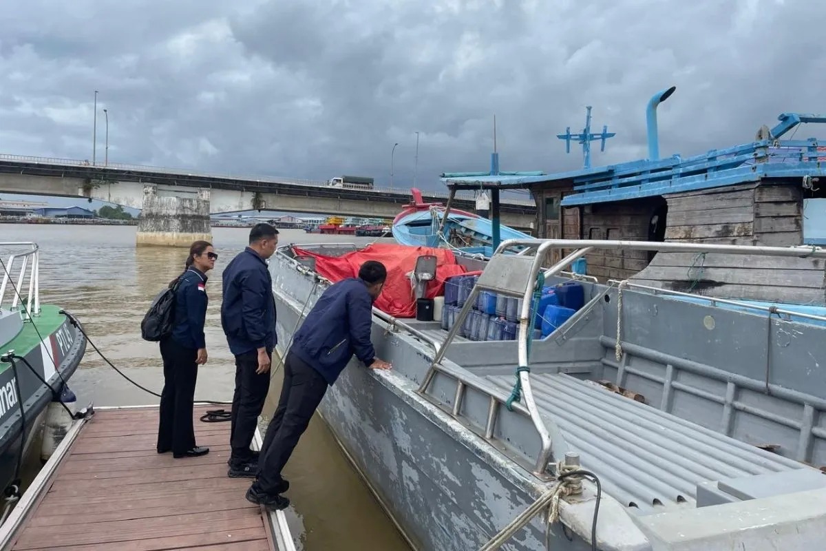Polisi menyita kapal pengangkut timah ilegal dari Bangka ke Malaysia. (ANTARA)