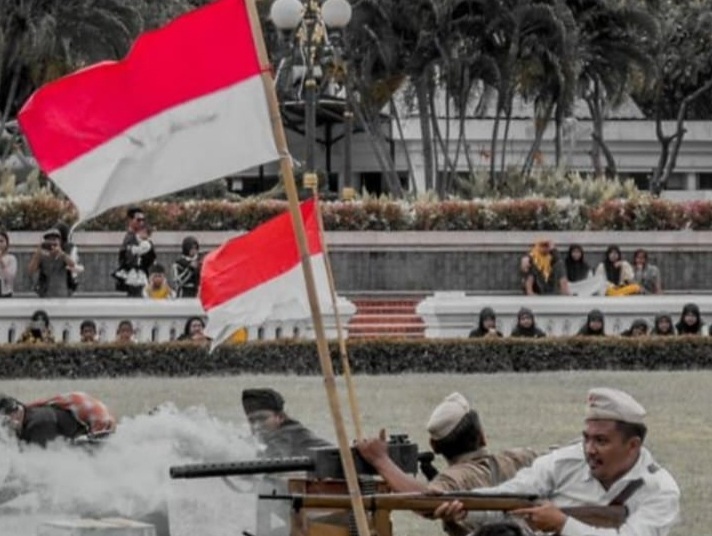 ILUSTRASI: Teatrikal perlawanan Arek-Arek Suroboyo dalam merebut kemerdekaan.