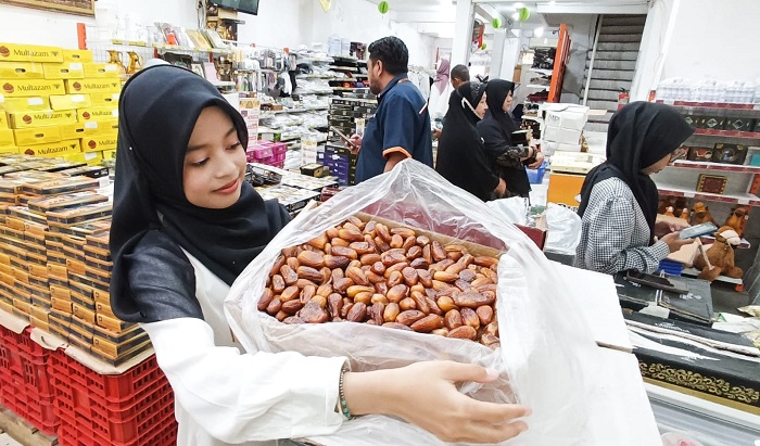 BERBURU KURMA: Pembeli memadati toko penjual kurma di kawasan Nyamplungan, Surabaya, membeli hidangan untuk persiapan buka puasa, Kamis (19/2).