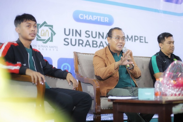 INDUSTRI SEPAK BOLA: Manager Corporate Share Value (CSV) I. League, Hanif Marjuni (tengah) memberikan pemaparan terkait dunia industri sepak bola, di seminar yang digelar di Auditorium UINSA Surabaya