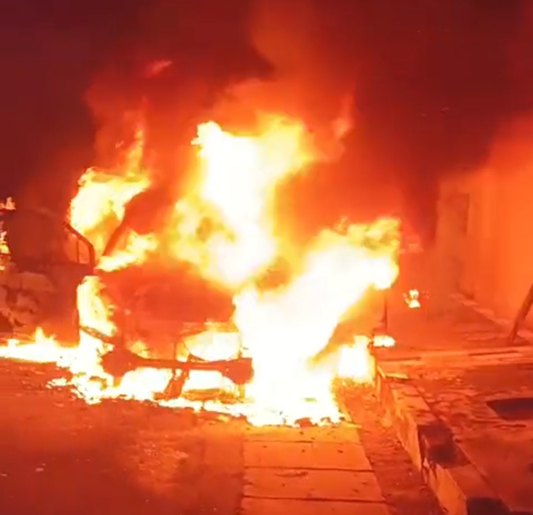 TAK TERSELAMATKAN: Mobil Toyota Veloz milik warga Jalan Nginden Intan Timur, Surabaya terbakar di di Jalan Manyar Jaya, Jumat (20/2) malam.