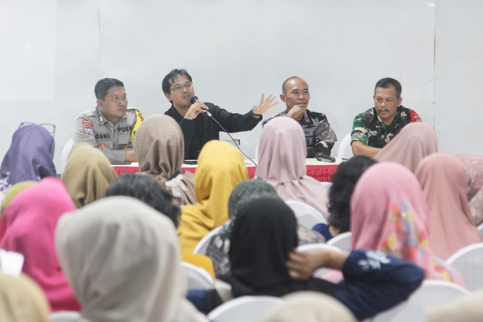 PERTEMUAN: Lurah Medokan Semampir Oky Yanuar Kusuma Atmaja bersama pengurus perangkat di pendopo kantornya. (ABDULLAH MUNIR/RADAR SURABAYA)  