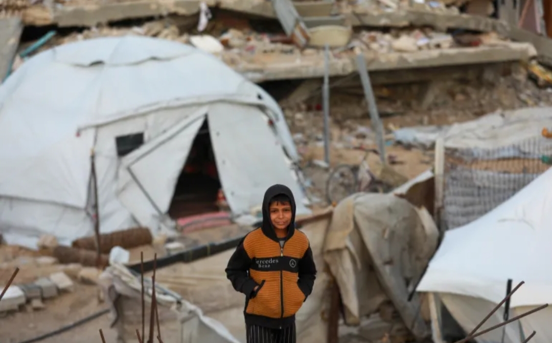Seorang anak di salah satu kamp pengungsian darurat di Deir el-Balah, Jalur Gaza tengah. 
