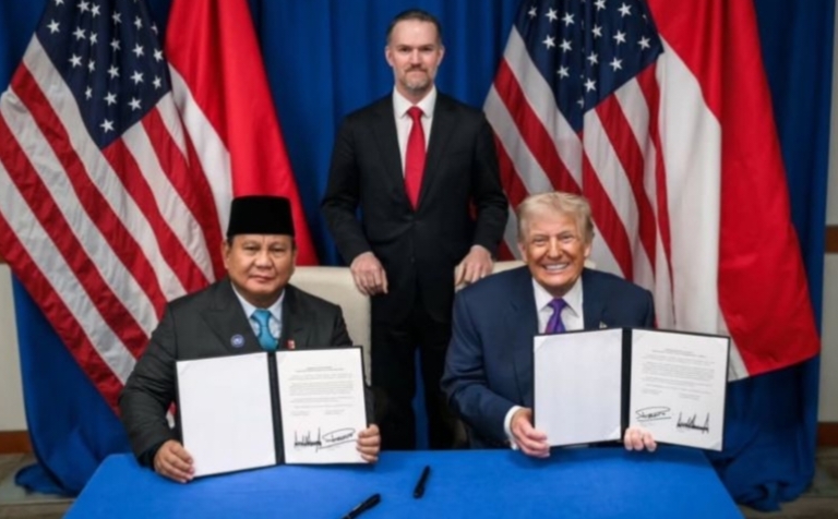  Presiden RI Prabowo Subianto (kiri) dan Presiden Amerika Serikat (kanan) Donald Trump mendatangani perjanjian perdagangan timbal balik di Washington DC, Amerika Serikat, Kamis (19/2/2026). 
