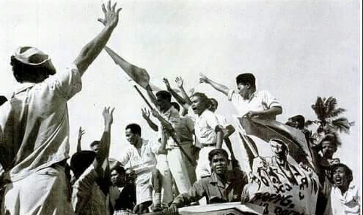 MERDEKA: Gerakan 10 November juga diwarnai dengan perkumpulan massa dalam jumlah besar di Lapangan Tambaksari Surabaya.