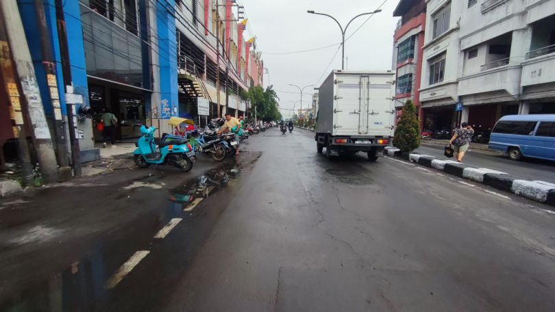 LALU LINTAS: Jalanan di Kota Surabaya sebagai sarana alat transportasi menunaikan tugasnya sebagai alat mobilitas.