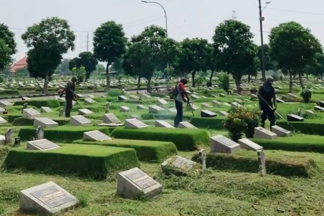 Pemkot Surabaya memastikan parkir di dalam area makam tidak dipungut biaya.