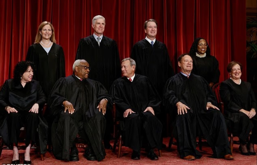 Hakim Amy Coney Barrett dan Neil Gorsuch (kiri atas). Hakim Brett Kavanaugh (kedua dari kanan). Ketua Mahkamah Agung John Roberts (tengah, baris pertama). 