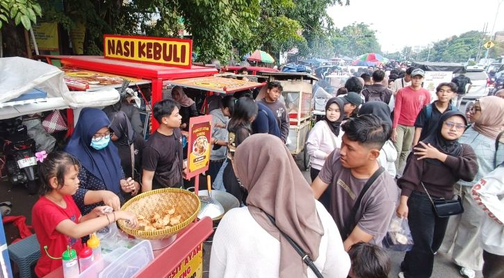 PENUH SESAK: Suasana pasar takjil di kawasan Jalan Karang Menjangan, Surabaya, nampak dipenuhi warga yang berburu takjil untuk berbuka puasa pada bulan Ramadan, Jumat (20/2).  